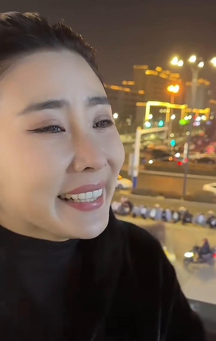 穷人在美色面前连灰尘都不如，对美色在富人眼里连配件都不算，真扎心。富人在潜力面前