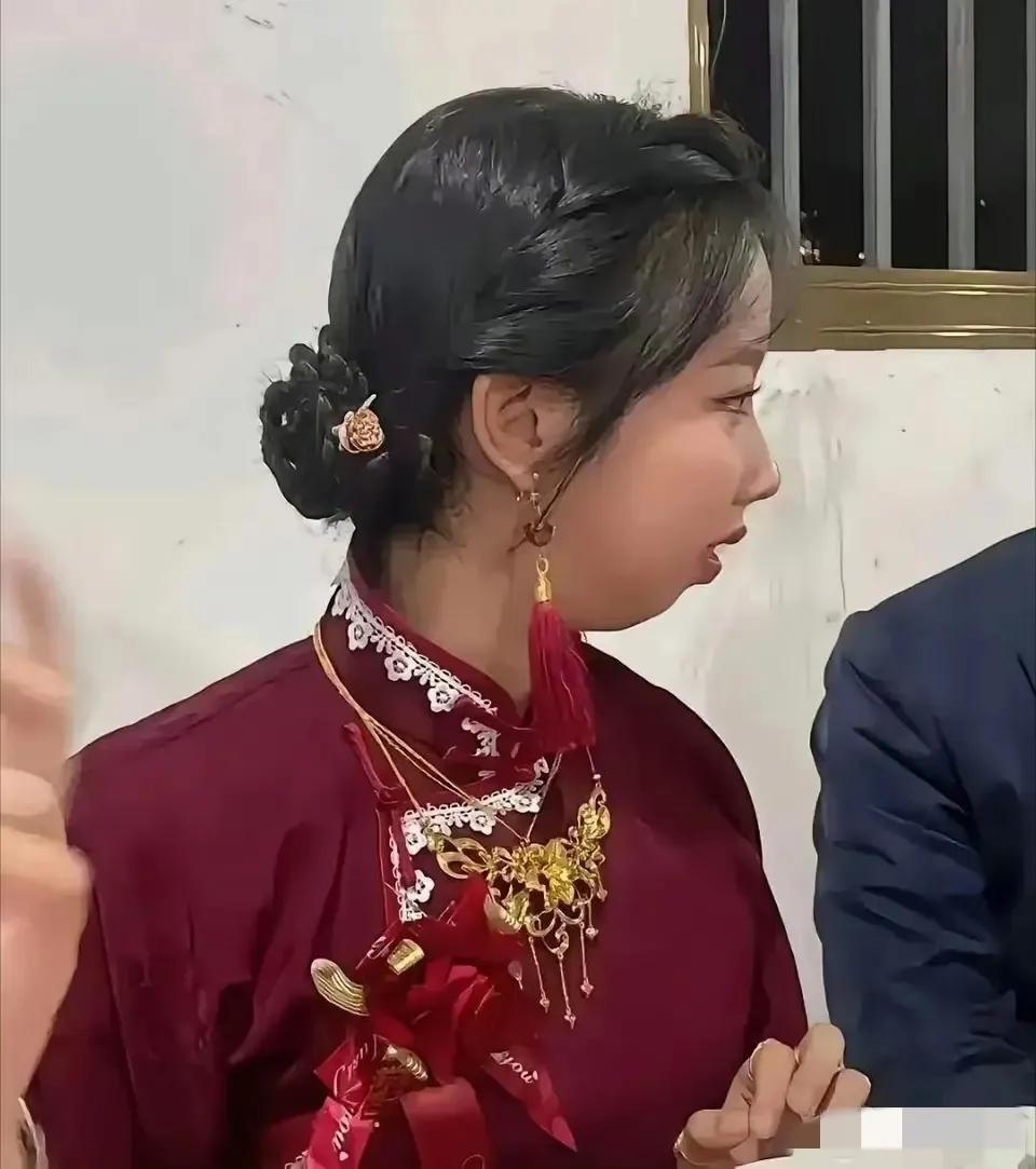 朋友最近遇到了件很烧脑的事情。

朋友国庆刚结婚。图一是他结婚时妻子的照片，图二