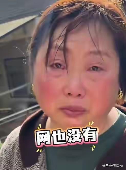 她是奋战在抗灾一线的村支书。近日，湖南石门县遭受雨灾，广大基层干部奋战在一线，龙