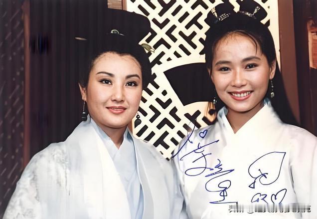 当“许仙”换回女装时和姐姐的合照，
女装的她真的好漂亮！
大家知道这是哪一部戏吗