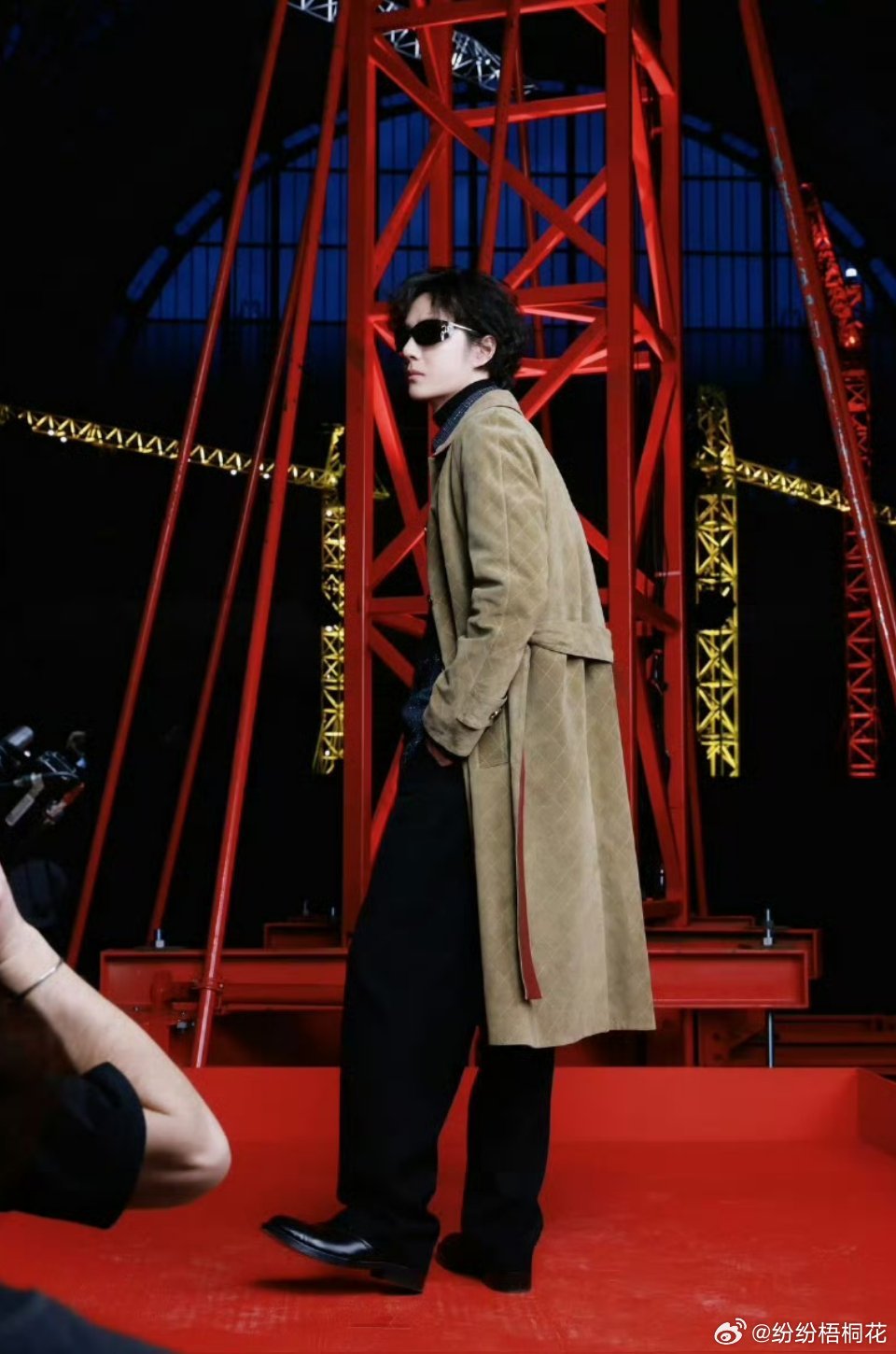 母版费加罗镜头下的王一博恍然间有种一博肖战傻傻分不清楚的感觉 大概帅气是类似的吧