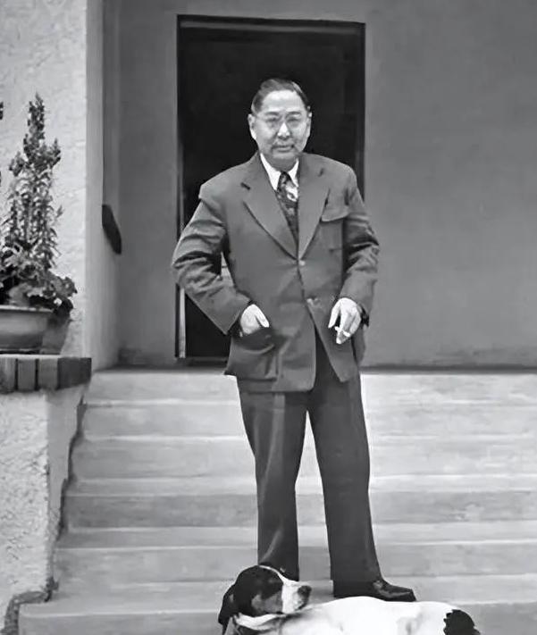 1949年，蒋介石离开成都飞往台湾 ，在最后逃离的时候，他并没有通知孙科去台湾。