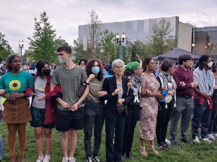 美国圣路易斯华盛顿大学封锁了，警察逮捕了80多名大学生。圣路易斯市市政委员会主席