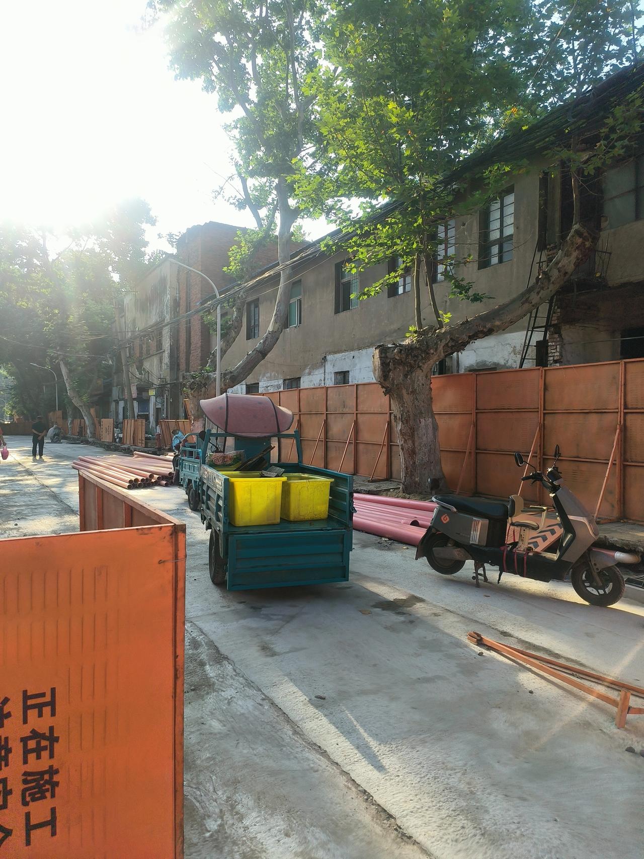 田家庵淮河路西段最后一段的路，正在紧张施工，不久将来整个淮河路就竣工了，原醬园厂