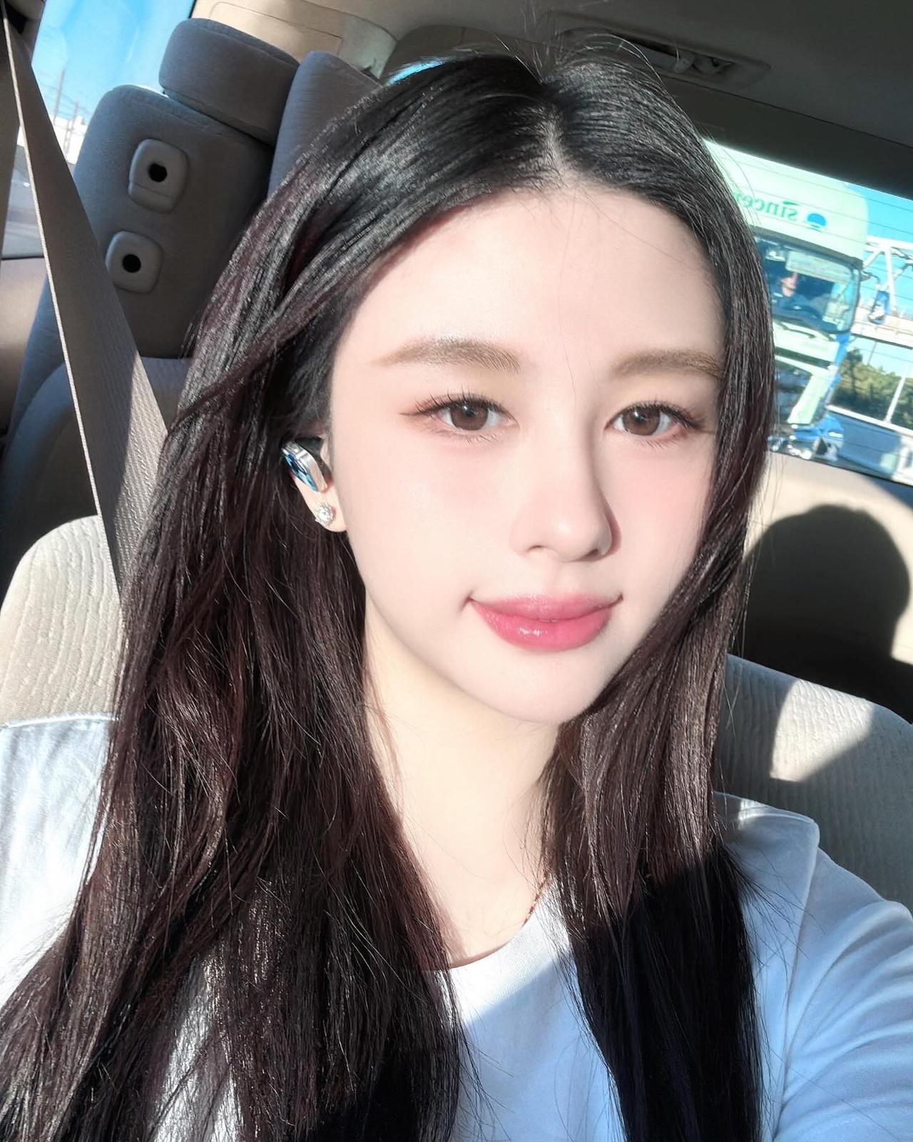 她是香港著名女星邱淑贞的女儿，完全遗传到妈妈的好基因，比妈妈年轻时期还要漂亮，这