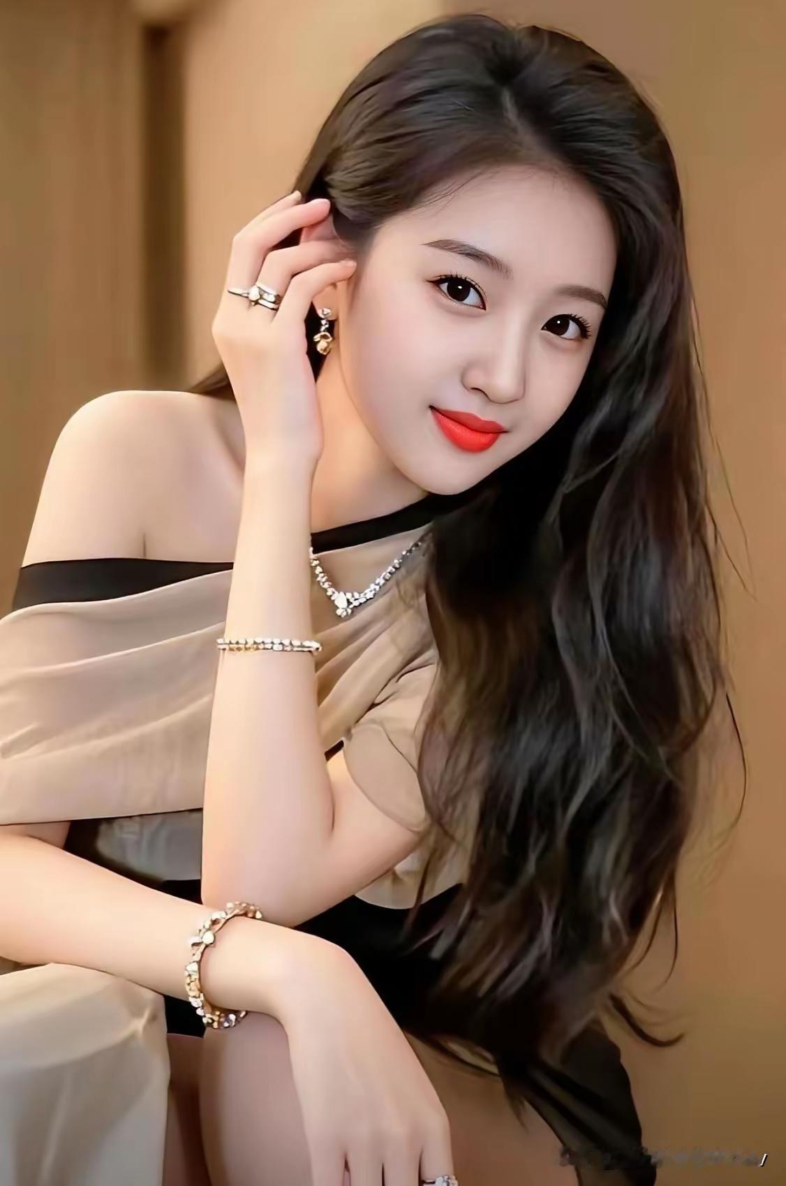 优雅红唇与闪耀珠宝的搭配，总能让人散发出迷人魅力。艳丽的红唇配上白色闪耀的首饰，