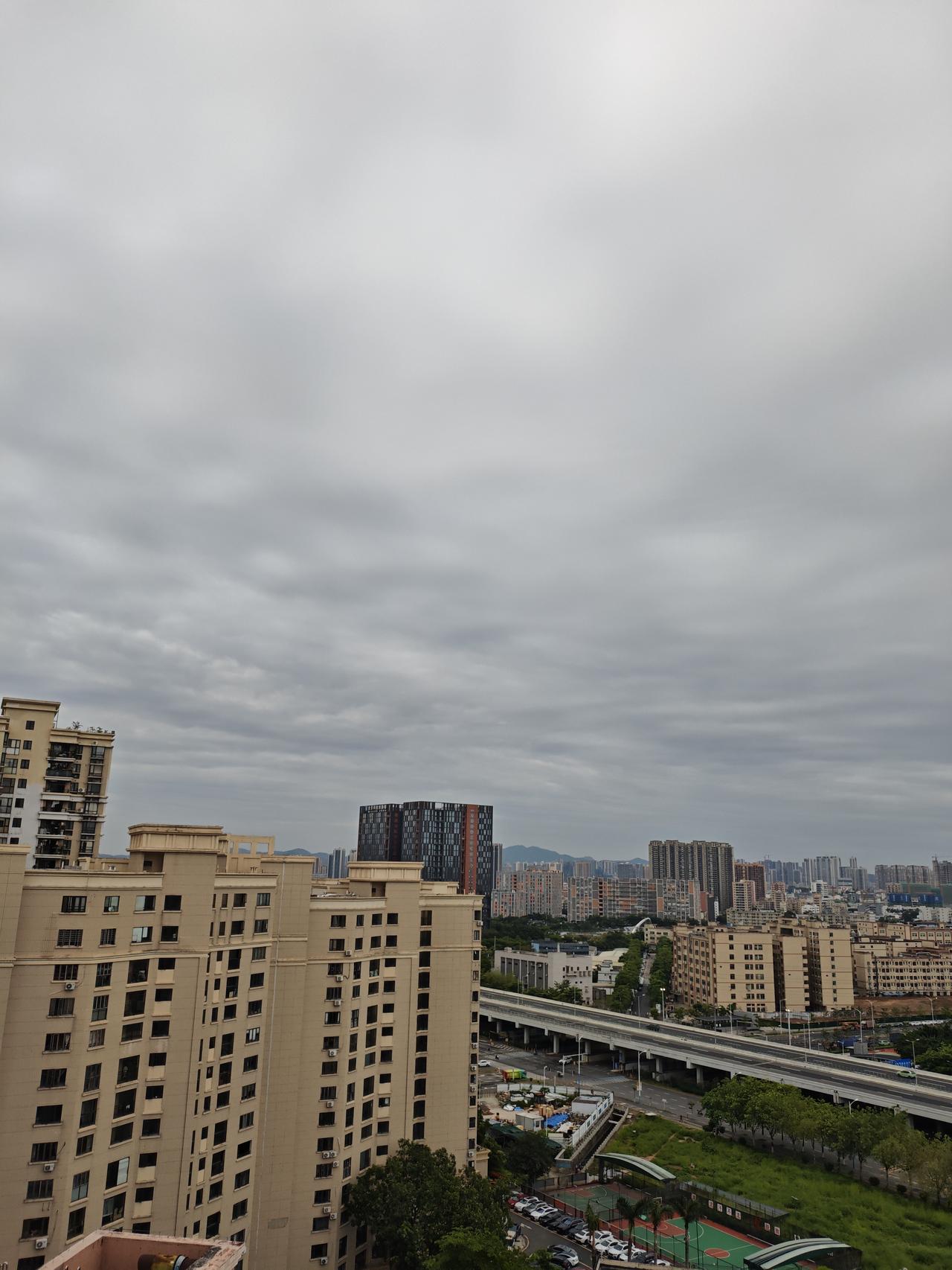 你那边天气热不热深圳昨天晚上下了雷雨，今天最高温度只有29度，不热！