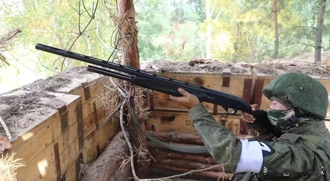 俄军在战场使用的霰弹枪，普通炮兵单位也开始使用。这下需要的数量，真的考验军工厂和