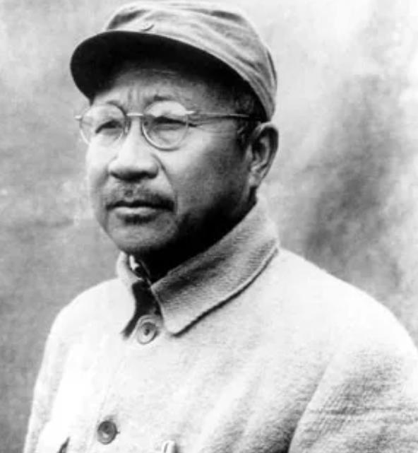 1942年，新四军副军长张云逸伪装成老农，打算去军部开会，谁知路上却被汉奸拦下，