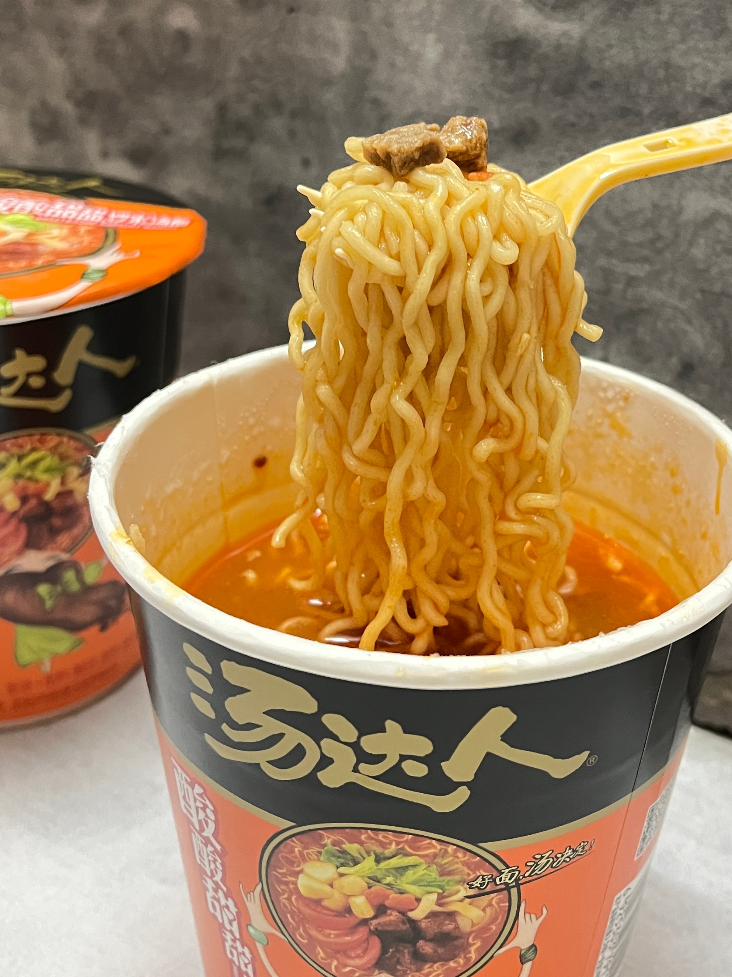 把最爱的老坛酸菜吃完了😂刚好家里只剩两款泡面，都是统一的！也是偏酸甜口味的，那