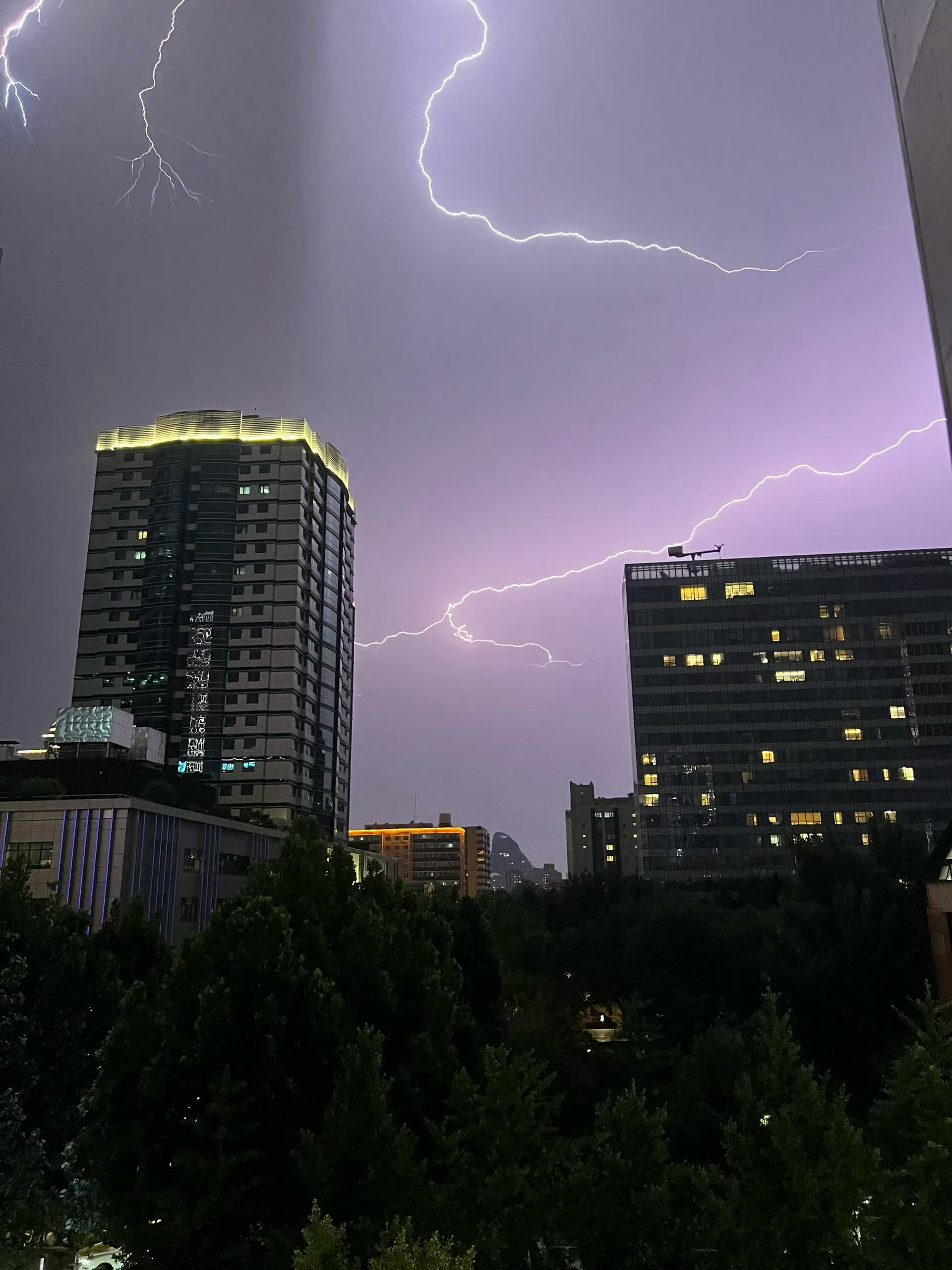 北京不仅大雨，而且还伴随着电闪雷鸣北京大雨