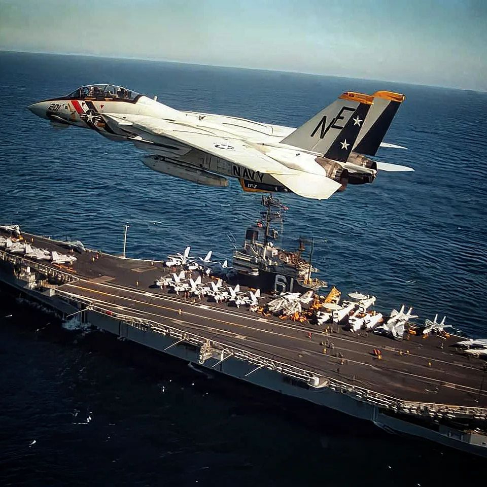 猫宁。突击者号上空的F-14大猫 