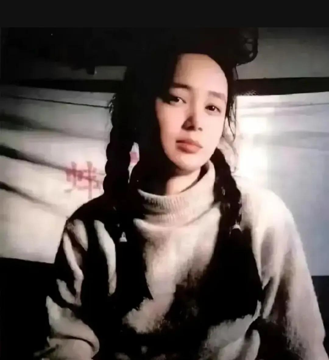 1985年，年仅19岁的蒋雯丽在宿舍里，留下了一老照片。那时，她还只是一个普通的