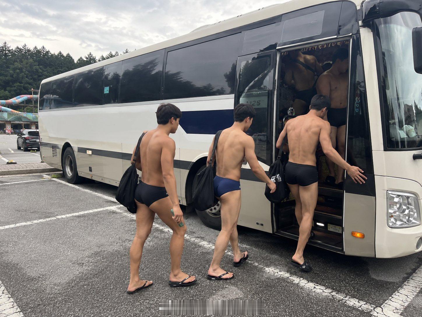 哭着喊着我也得上这个大巴车： 
