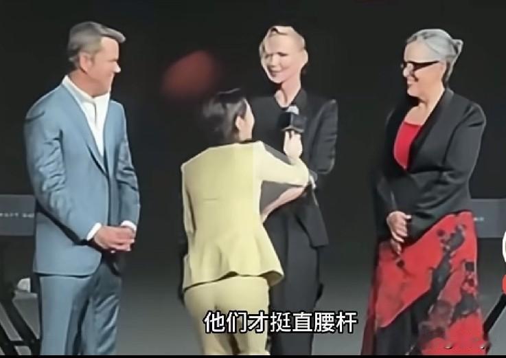 上海广电主持人陈璇采访外籍嘉宾，撅腚屈腿，低人一头，仰视嘉宾。她面对外籍嘉宾，前
