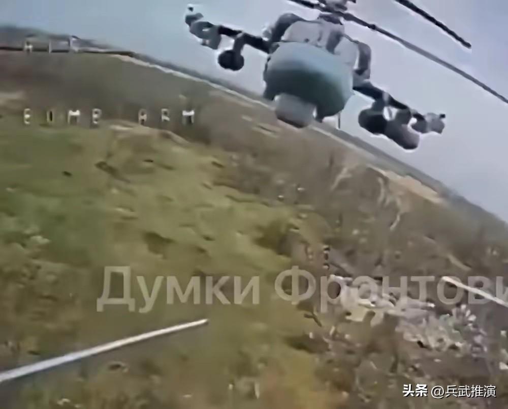 乌军一架FPV击中了一架俄军卡-52武装直升机，导致这架卡-52迫降。

战场太