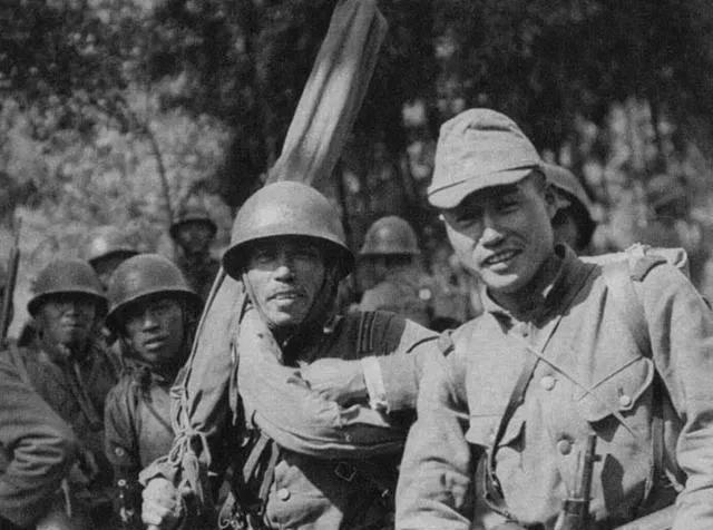 1945年，日本投降后，一股日军仓惶逃窜。老百姓不理解的是，我军不但全部放行，还