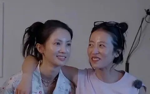 金晨的素颜好美好白，旁边那位就有点黑了 ​​​