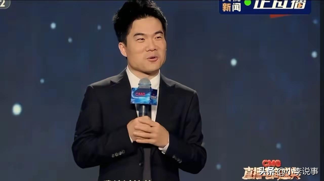 为啥盛典一堆大人物，
偏偏就他让人心里发酸？
 
同站最高规格的舞台上面。
别人