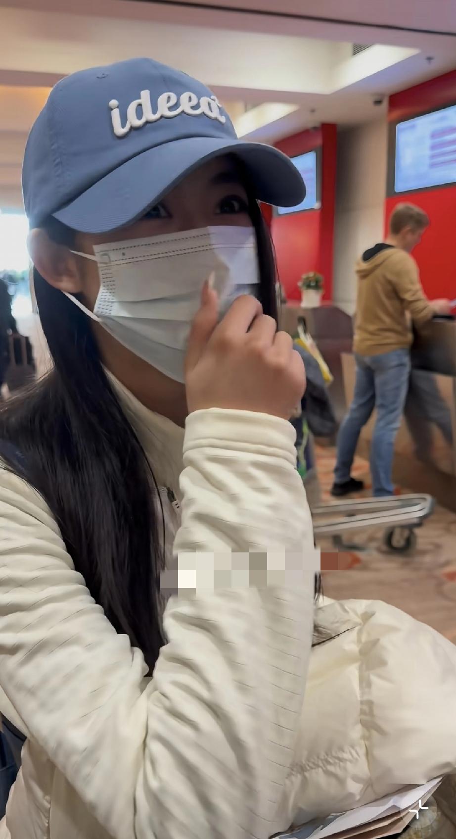 黄杨钿甜出行好低调，不戴任何首饰，戴一次性口罩，像普通小女生！

2月3日，黄杨