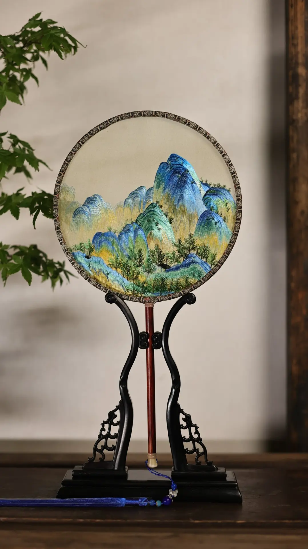 千里苏绣团扇，青绿千载，只此一卷。纯手工苏绣千里江山团扇 绣面尺寸20...