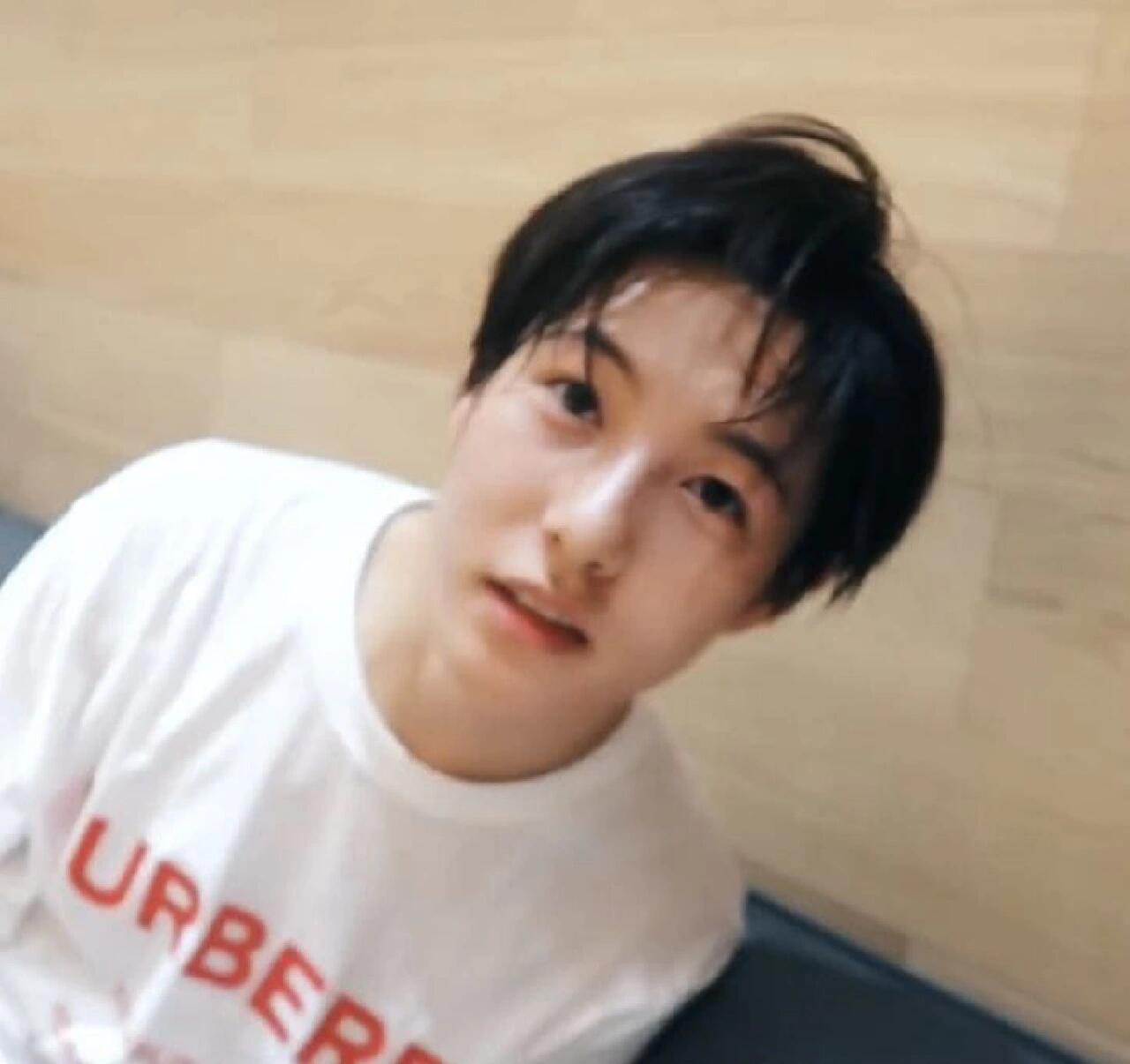 黄仁俊[超话]  hrj  黄仁俊  宝贝新年快乐🧨🎇 