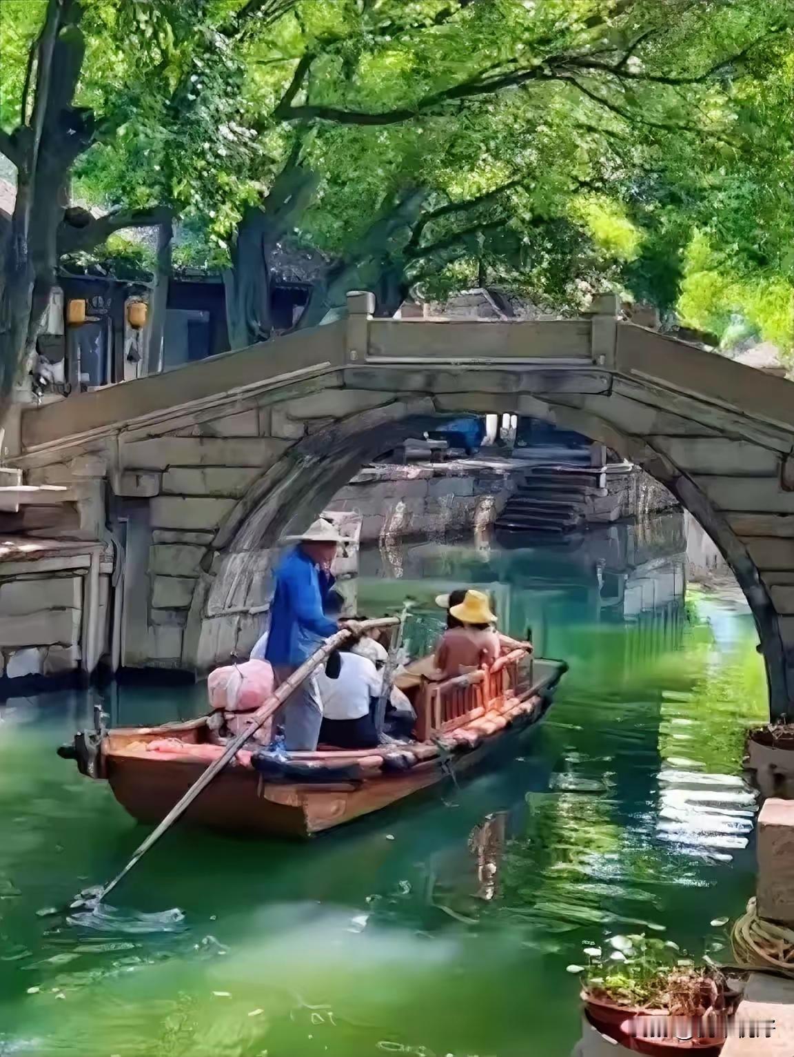 捣练子·江舟闲意
乌篷小，橹声和，
轻摇碧水影婆娑。
一篙点破江南梦，
稳坐江心