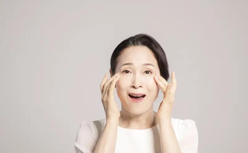 别再酸王菲“断崖式衰老”了！
她的一条皱纹，比10张医美脸还打动人
周迅早年曾对