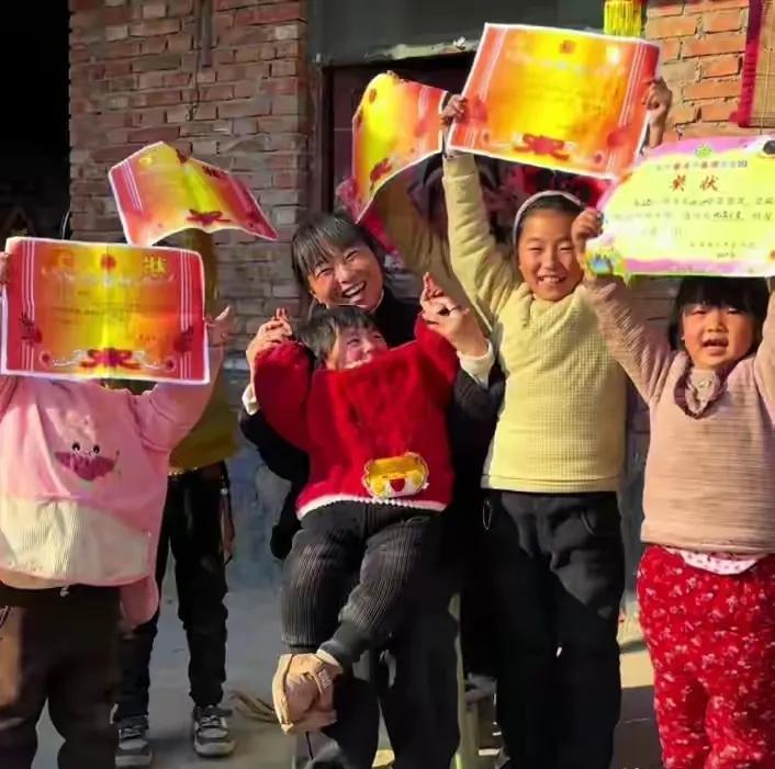 [月亮]泪目。河南男子意外离世。不久后，妻子也丢下5个孩子悄然离去。弟媳心生可怜