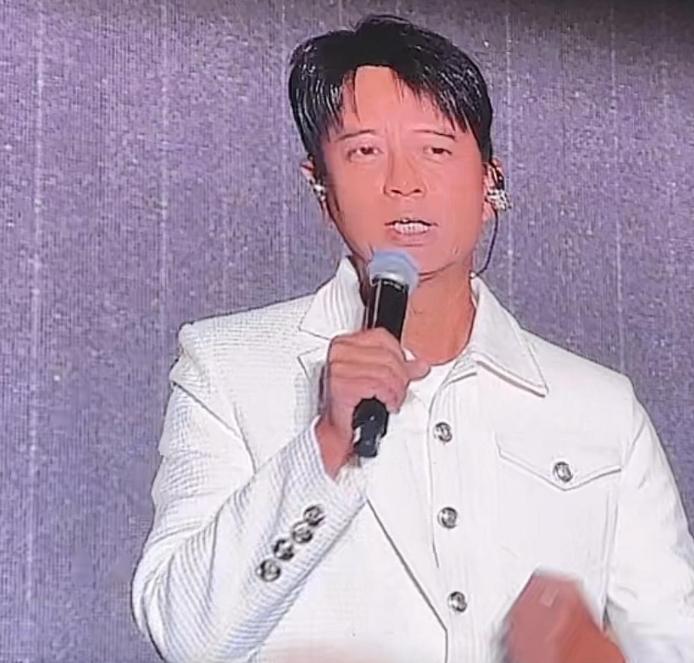 9月26日包头群星演唱会，李克勤上演了一场真实版“人在囧途”。
 
那天晚上包头