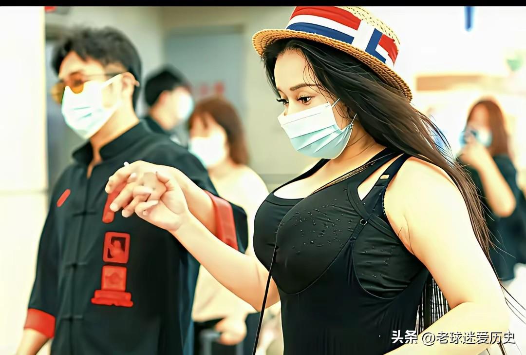 拳王的老婆这身材怎么感觉怪怪的，怎么做到与肩齐平的呢？