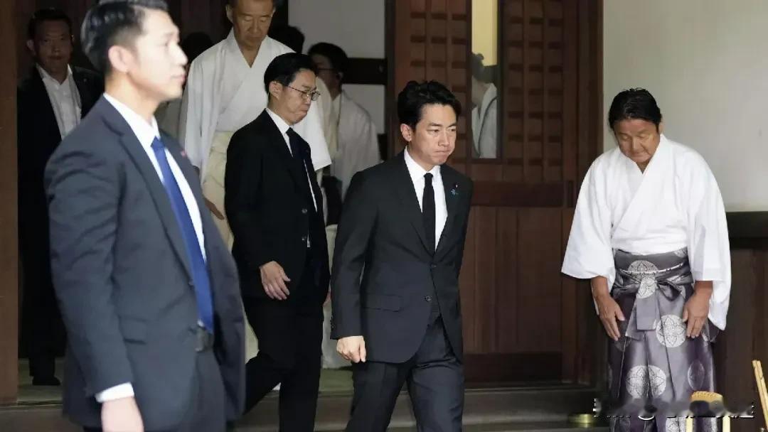 参拜完供奉14名甲级战犯的鬼社，日本防长小泉次郎转身就去访问澳大利亚和印度，就联