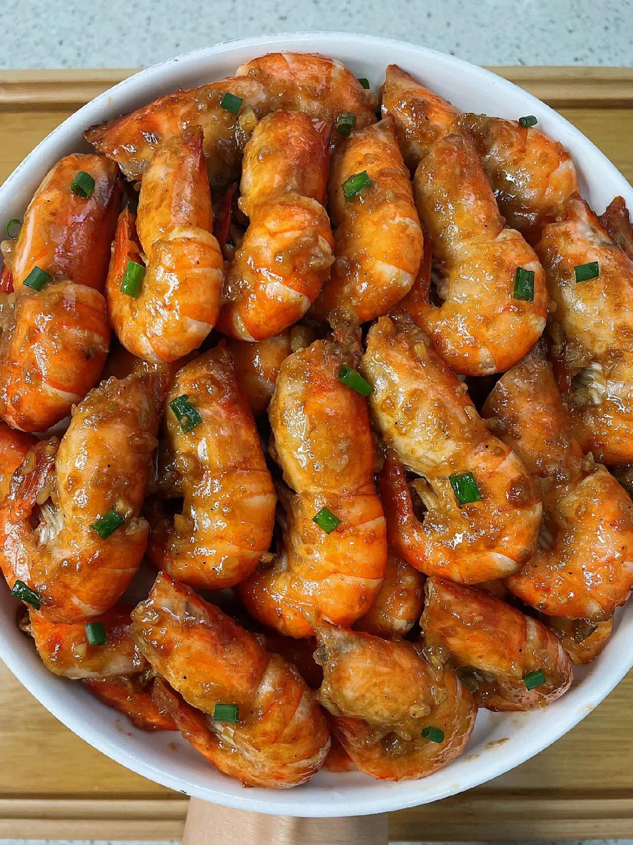 超香!连壳都好吃的芥末罗氏虾！
      罗氏虾和蒜泥芥末混的在一起，真的超香