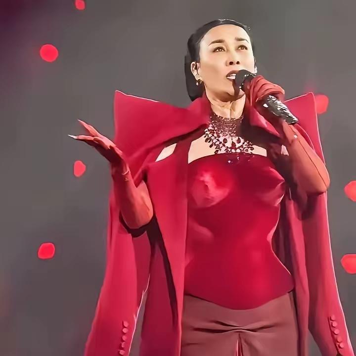 闺蜜花980元
去看那英北京演唱会，
散场走出场馆时眼眶通红，这份感动不单单是现