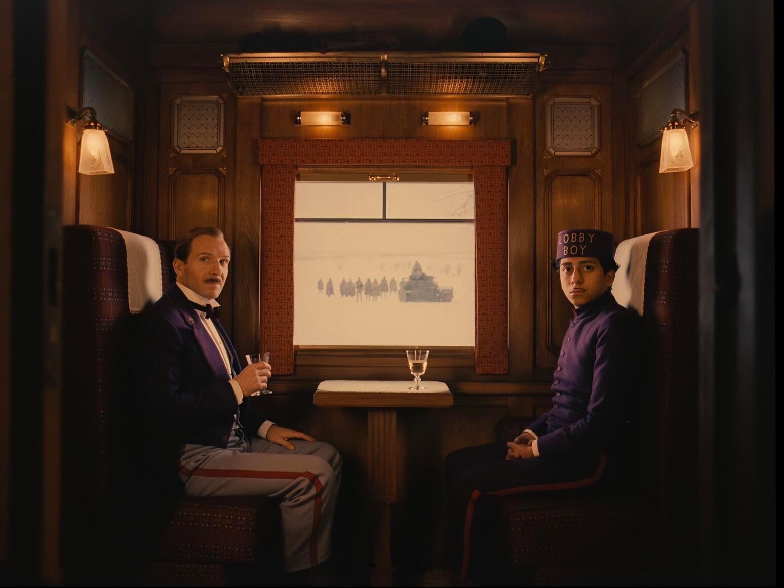 电影截图拉片 对称，莫兰迪，氤氲的粉色。冬日看韦斯·安德森韦斯安德森 导演【布达