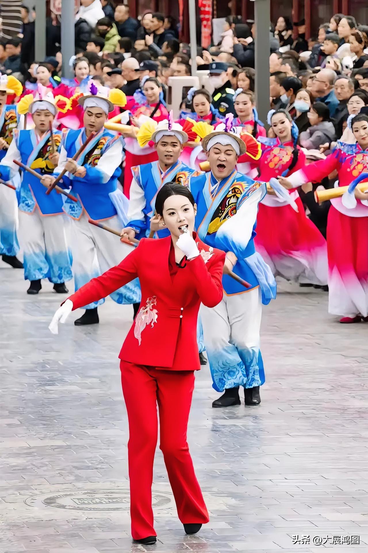 红衣舞者轻盈起舞，古风韵律撩拨人心。陕西榆林的秧歌队真是太棒啦！陕北歌舞秧歌舞 