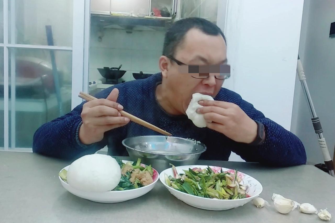 近日报道，上海，男子在家中吃馒头，可吃着吃着，他竟突然倒地，噎死了。家属火化完遗