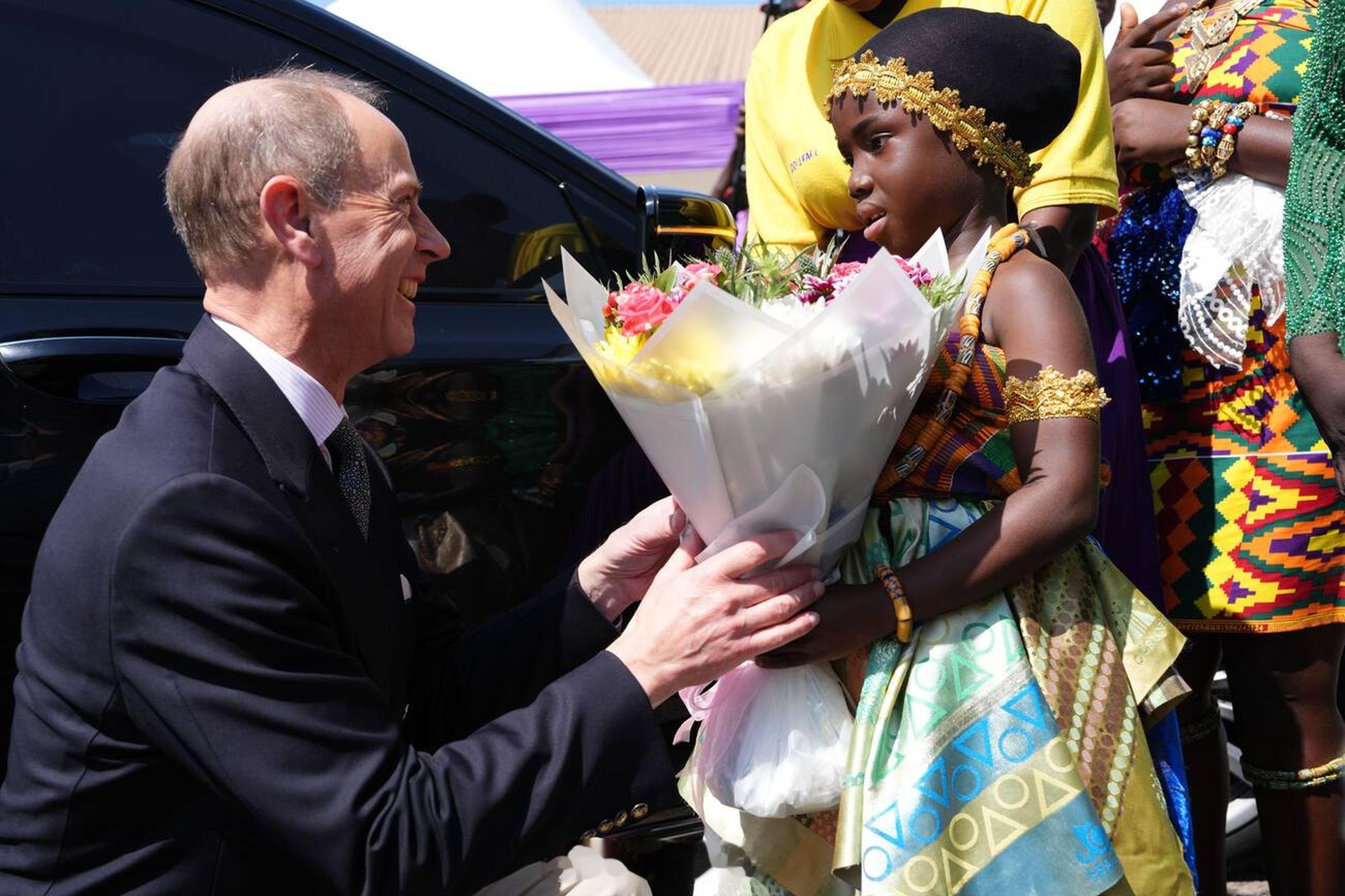 今天爱丁堡公爵爱德华王子在加纳阿布里访问长老会女子教育学院，听取英国与加纳在教育