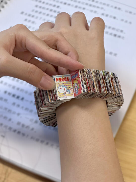 左滑，看我室友用来上课偷看漫画的手链……