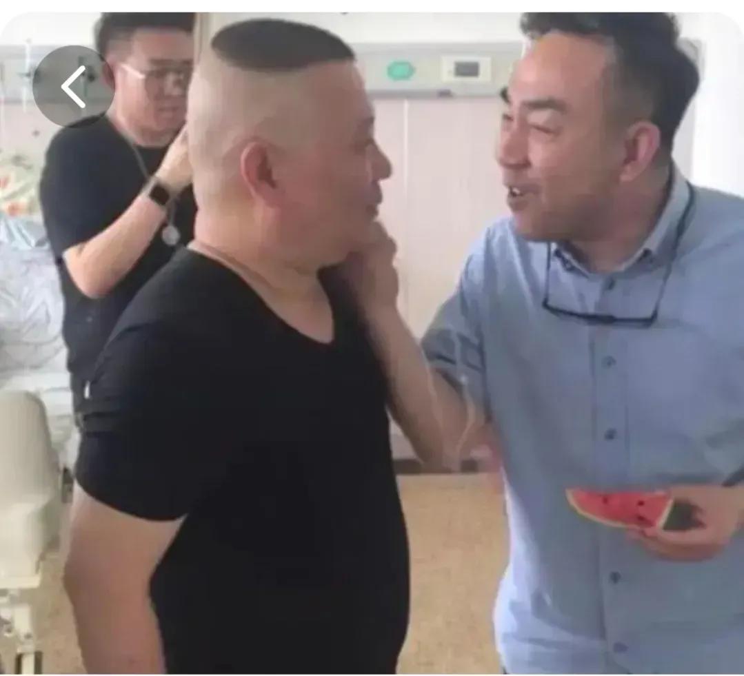 时光如梭，杨义杨五叔曾经也是响当当的大咖，轻轻松松就能拿捏相声宗师郭德纲。

只
