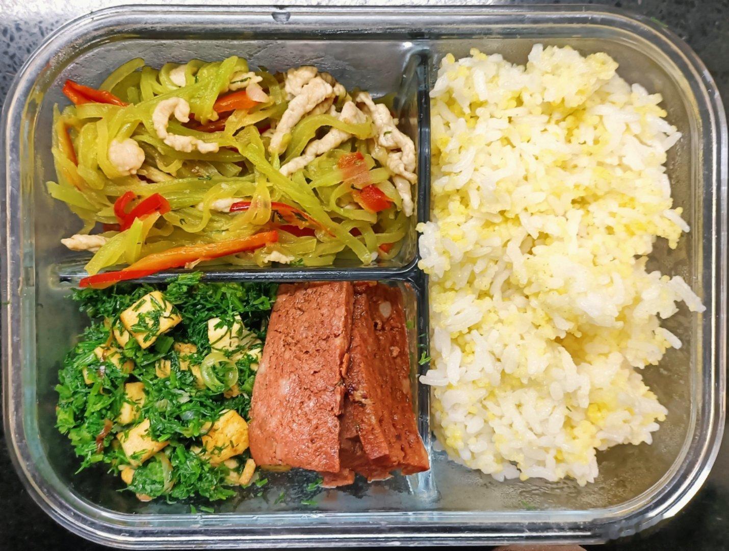 #儿子的午餐##这个问题吃什么# 二米饭，莴笋彩椒里脊丝，茴香苗豆腐，自制午餐肉