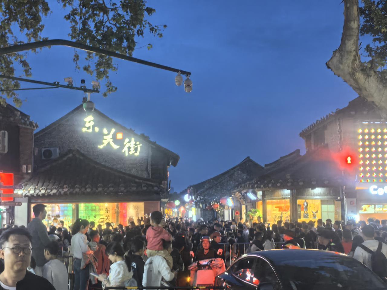 东关街又限流了，你说气不气人……
你说气不气人？
彩衣街也全是人，你说气不气人？