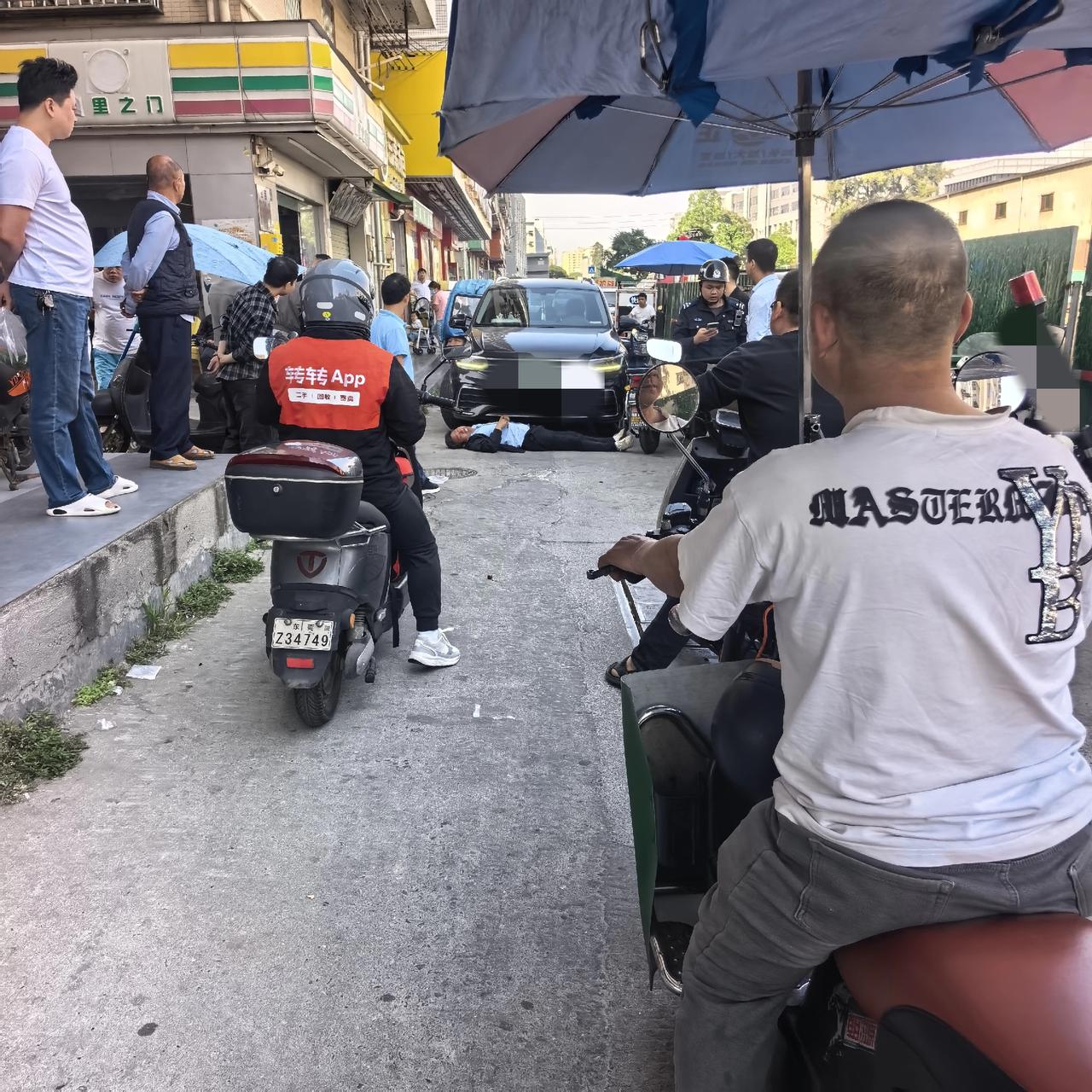 去表达情绪，而不是带着情绪表达

昨天两位大哥因通行而发生争吵，导致道路堵塞两个