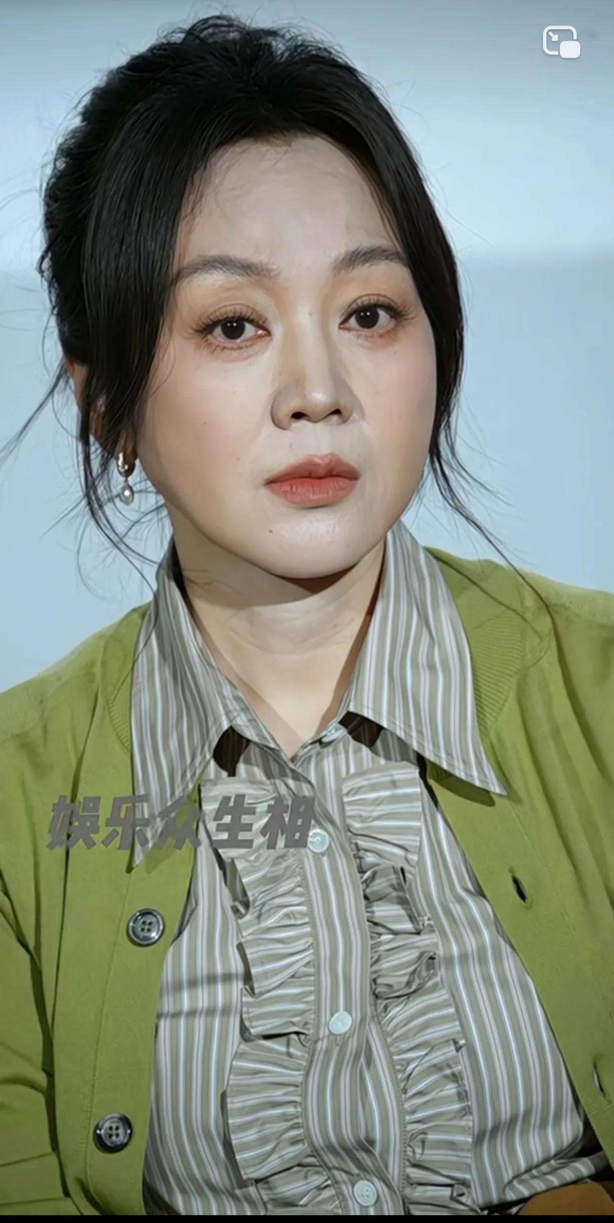 闫妮都55岁了，脸上竟然没有一点皱纹，满脸的胶原蛋白，她自出道以来，都没见她老过