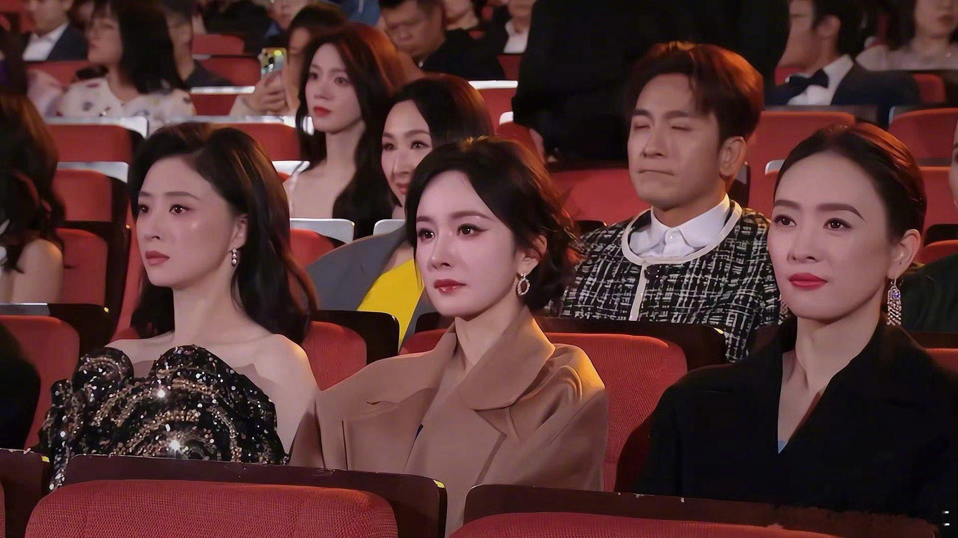 咋这么贵气啊幂幂姐 哈哈哈哈哈哈哈哈哈，杨幂你咋这么贵气啊，就这么微微一穿，那感