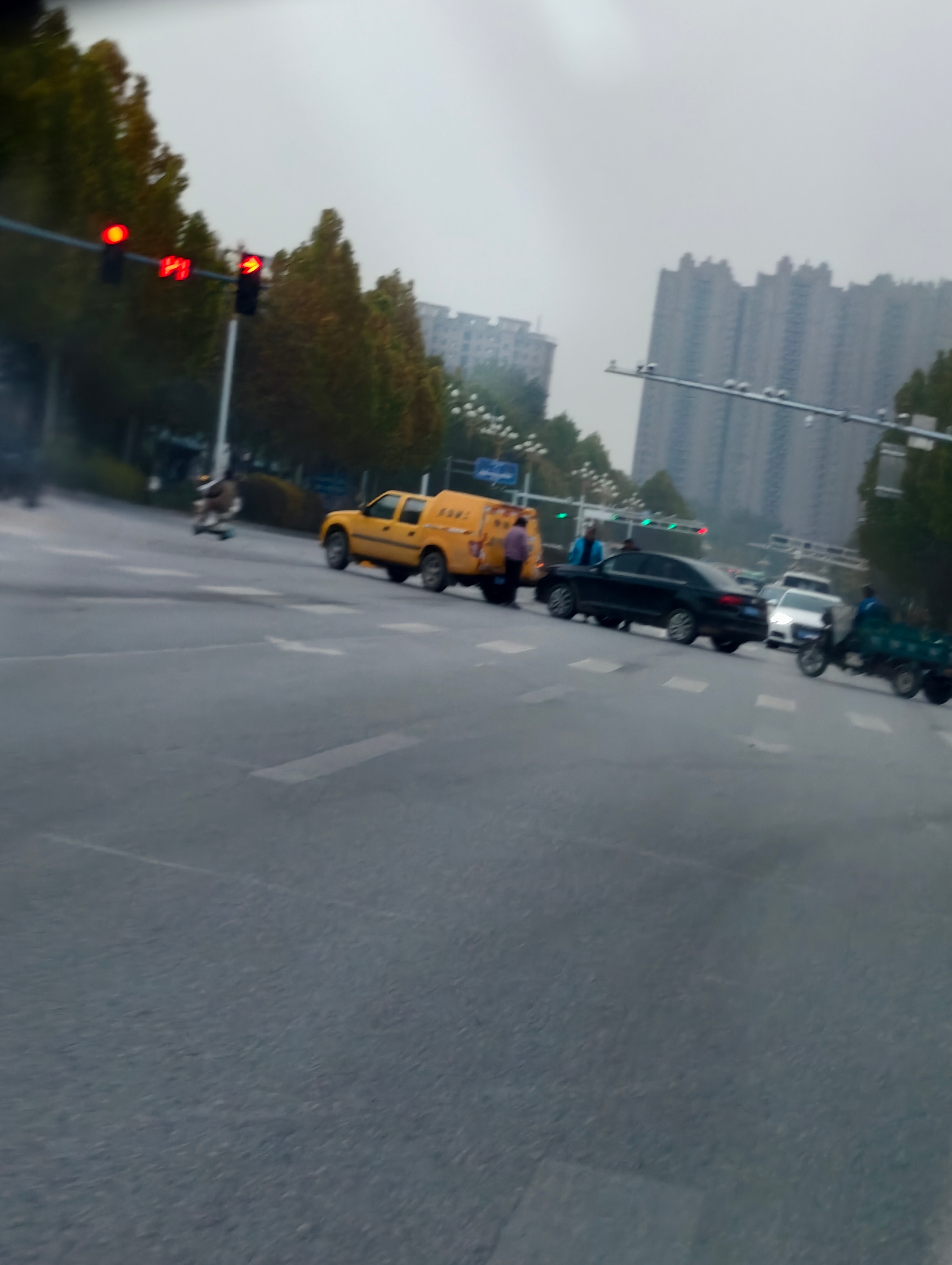 撞了，但是好在路很宽，没有堵死 