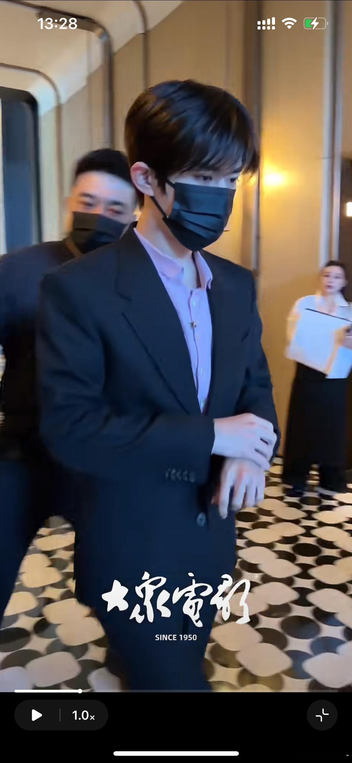 我哥哥的香气扑面而来，粉衬衫粉衬衫？