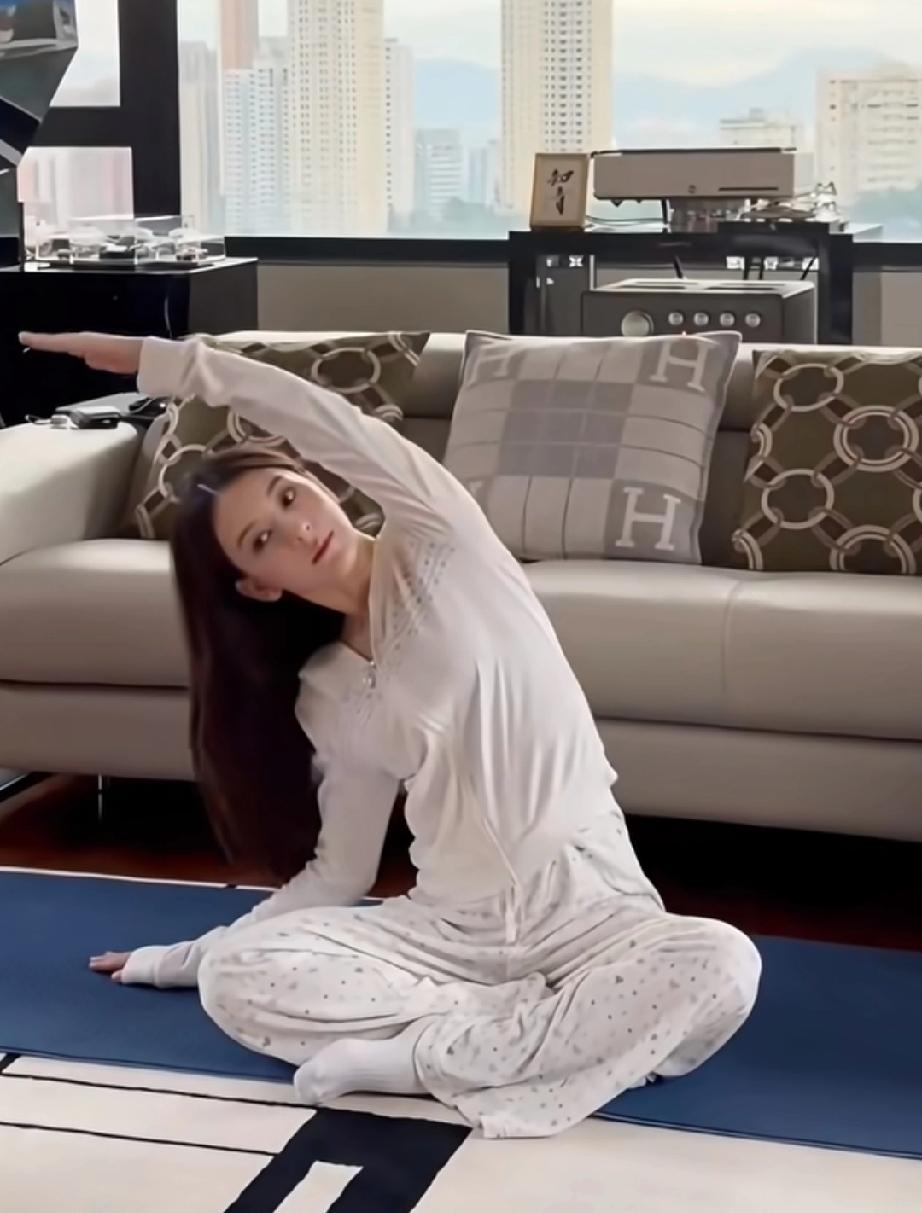 郭富城的两个女儿很喜欢三胎妹妹呢！最近方媛有晒出孕期日常，两个大宝贝抢着推着三胎