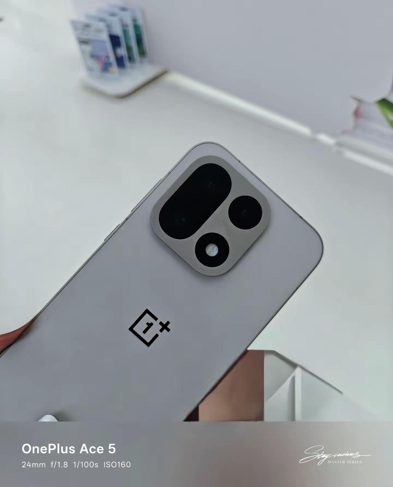 取消了三段式按键，没了哈苏联名 这代的一加15 是否还能战胜友商手机设计美学 一