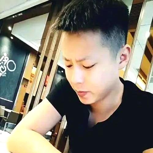 胜仔能走到今天，真不是一股劲儿冲上来的。
说白了，背后几个人的帮衬，才把他一点点